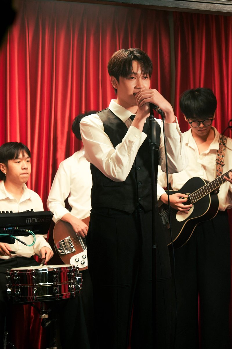 PopCycleTH's tweet photo. TEMI เสิร์ฟเพลงจีบสุดคิวต์ “เทพธิดา” ตกหลุมรักตั้งแต่แรกเห็น ถึงขั้นอยากยกนามสกุลให้!

ถ้าช่วงนี้กำลังหาเพลงไว้ส่งให้คนที่แอบชอบ บอกเลยว่า “เทพธิดา” ซิงเกิลใหม่จาก TEMI (เตมี) คือเพลงที่ตอบโจทย์สุด ๆ เพราะนี่คือเพลงรักอารมณ์ดีที่ทั้งฟังเพลิน ติดหู และเต็มไปด้วยมุกจีบสุดน่ารักในสไตล์ของหนุ่มอารมณ์ดีคนนี้ ที่ยังคงลายเซ็นทางดนตรีอันเป็นเอกลักษณ์ไว้แบบครบ ๆ

“เทพธิดา” พูดแทนความรู้สึกของคนที่ตกหลุมรักใครสักคนตั้งแต่แรกเห็น จนอดคิดไม่ได้ว่าความสวยของเธอไม่น่าจะเป็นคนธรรมดา เพราะเหมือนเทพธิดาที่หล่นลงมาจากสวรรค์ ยิ่งมองก็ยิ่งใจละลาย ถึงขั้นอยากยกนามสกุลให้เลย…ถ้าเธอโอเค! เรียกว่าเป็นเพลงที่รวมทุกโมเมนต์ของคนแอบรัก ขี้เล่น ที่ฟังแล้วก็เผลอยิ้มตามแบบไม่รู้ตัว!

ด้านมิวสิกวิดีโอก็ยิ่งเพิ่มดีกรีความน่าเอ็นดู เมื่อเตมีรับบทเป็นบริกรหนุ่ม ที่ดันเจอ "คุณเทพธิดา" เดินเข้ามา งานนี้จากบริกรธรรมดาเลยกลายเป็นหนุ่มนักจีบจำเป็น ที่พยายามงัดทุกสกิล ทุกแผน และทุกความกล้าออกมาทำคะแนน หวังพิชิตหัวใจสาวในฝันให้ได้ เพลงนี้จะน่ารักขนาดไหน และ เตมีจะสามารถมัดใจเทพธิดาคนนี้ได้หรือไม่? อย่าลืมติดตามฟังได้ทางทุกแพลตฟอร์มสตรีมมิ่ง และรับชม MV ได้ทาง YouTube : TEMI ติดตามเรื่องราวความเคลื่อนไหวของ TEMI ได้ที่ Instagram / TikTok : @chot1me และ kiddorecords ได้ที่ Instagram / Facebook / X / TikTok : @kiddorecords

#เทพธิดา #TEMI #kiddorecords
