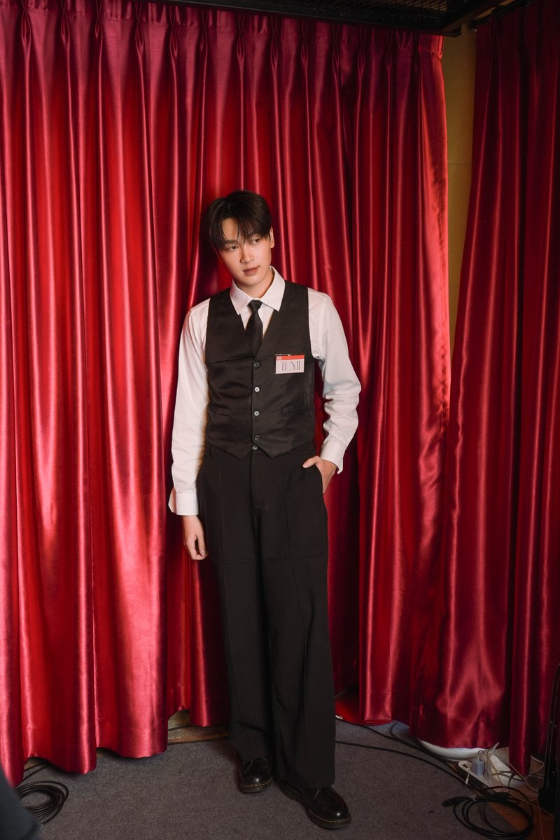 PopCycleTH's tweet photo. TEMI เสิร์ฟเพลงจีบสุดคิวต์ “เทพธิดา” ตกหลุมรักตั้งแต่แรกเห็น ถึงขั้นอยากยกนามสกุลให้!

ถ้าช่วงนี้กำลังหาเพลงไว้ส่งให้คนที่แอบชอบ บอกเลยว่า “เทพธิดา” ซิงเกิลใหม่จาก TEMI (เตมี) คือเพลงที่ตอบโจทย์สุด ๆ เพราะนี่คือเพลงรักอารมณ์ดีที่ทั้งฟังเพลิน ติดหู และเต็มไปด้วยมุกจีบสุดน่ารักในสไตล์ของหนุ่มอารมณ์ดีคนนี้ ที่ยังคงลายเซ็นทางดนตรีอันเป็นเอกลักษณ์ไว้แบบครบ ๆ

“เทพธิดา” พูดแทนความรู้สึกของคนที่ตกหลุมรักใครสักคนตั้งแต่แรกเห็น จนอดคิดไม่ได้ว่าความสวยของเธอไม่น่าจะเป็นคนธรรมดา เพราะเหมือนเทพธิดาที่หล่นลงมาจากสวรรค์ ยิ่งมองก็ยิ่งใจละลาย ถึงขั้นอยากยกนามสกุลให้เลย…ถ้าเธอโอเค! เรียกว่าเป็นเพลงที่รวมทุกโมเมนต์ของคนแอบรัก ขี้เล่น ที่ฟังแล้วก็เผลอยิ้มตามแบบไม่รู้ตัว!

ด้านมิวสิกวิดีโอก็ยิ่งเพิ่มดีกรีความน่าเอ็นดู เมื่อเตมีรับบทเป็นบริกรหนุ่ม ที่ดันเจอ "คุณเทพธิดา" เดินเข้ามา งานนี้จากบริกรธรรมดาเลยกลายเป็นหนุ่มนักจีบจำเป็น ที่พยายามงัดทุกสกิล ทุกแผน และทุกความกล้าออกมาทำคะแนน หวังพิชิตหัวใจสาวในฝันให้ได้ เพลงนี้จะน่ารักขนาดไหน และ เตมีจะสามารถมัดใจเทพธิดาคนนี้ได้หรือไม่? อย่าลืมติดตามฟังได้ทางทุกแพลตฟอร์มสตรีมมิ่ง และรับชม MV ได้ทาง YouTube : TEMI ติดตามเรื่องราวความเคลื่อนไหวของ TEMI ได้ที่ Instagram / TikTok : @chot1me และ kiddorecords ได้ที่ Instagram / Facebook / X / TikTok : @kiddorecords

#เทพธิดา #TEMI #kiddorecords