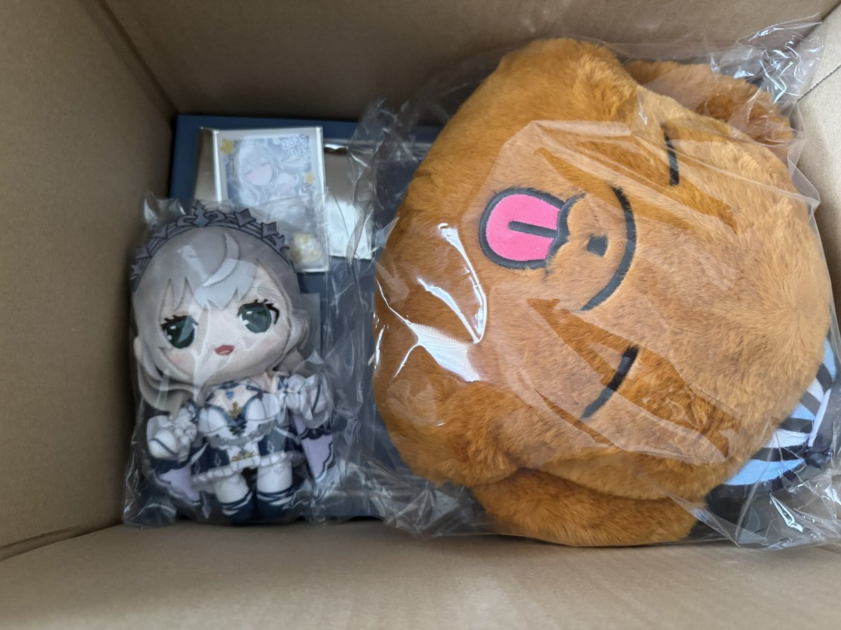 utautai15's tweet photo. 団長の生誕グッズ届きました〜！
箱を開けるとあら可愛い！わんちょむ！
#ノエル団長届いたよ https://t.co/2aqM8pgzwB