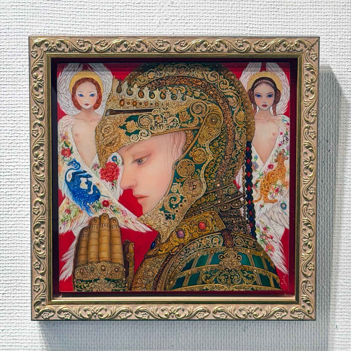 yartgallery_s's tweet photo. 物語の表現展　第一章より

青山幸代
『騎士と守護天使』

サイズ：270×270mm（S3号）
額外寸：340×340mm
制作年：2026年
パネルに油彩

オンラインでも作品をお求めいただけます。
https://t.co/HTSg4Izyfz

展覧会特設ページ
https://t.co/xubnl19yy5

私は、一貫したモチーフである人物（主に女性像）を描く意味を探求し続けています。
私が描きたいのは、祝祭的、呪術的、あるいは蠱惑的でありながら、同時に崇拝の対象となるような尊い存在感を持つ理想像です。
それはまるで、マリア像や仏画といった宗教画を紡ぐような感覚に近いかもしれません。
特定の宗教を信仰しているわけではありませんが、描く対象をイメージする際、こうした理想像が自然と立ち現れてくるのです。
私の作品は、極めて内省的で精神世界に向かう絵画であると言えます。
幼少期から文献や映像を通じて、既存の宗教や神話の登場人物に文化的・記号的に親しんできたことが背景にあると考えられます。
しかし、単なるキャラクターへの愛着に留まらず、制作に向かうときには不思議と、その「絵になるもの（表現される存在）」に対する尊さや、一種の忠誠心のような感情が芽生えます。
絵画とは、人によっては自由や自己解放のツールかもしれませんが、私にとってはそれ以上に、己を律するための「自己統制の手段」なのです。
青山  幸代

青山 幸代    Sachiyo Aoyama

多摩美術大学絵画科油画専攻　卒業
2008年 上海アートフェア（中国/上海)
2010年 アジアトップギャラリーホテルアートフェア（台湾）
2013年 ヤングアート台北（台湾）
2014年 アートで聴く音楽　ＣＤジャケットアート展　（Gallery ARK)
2015年 山本冬彦推薦によるカレンダー展 (ギャラリー枝香庵)
2015年 the art fair +plus-ultra (スパイラルガーデン)
2017年 阪急×アートコレクターズ ニュースター達の美術展(ギャラリー・アートステージ)
2018年 アートフォルモサ2018(台湾）
2020年 山本冬彦推薦作家小品展(ギャラリー枝香庵)

2020～2023、2025年 30の顔（REIJINSHA GALLERY)
2024年「夢と現」三谷拓也、青山幸代ニ人展　(ワイアートギャラリー)     
2025年「物語の表現展-第一章-」(ワイアートギャラリー) 
Little Big IX Small Works Show.  (Haven Gallery  New York City)

2026年
山本冬彦推薦作家小作品展後期(ギャラリー枝香庵)

ギャラリーARK、 早稲田ドラードギャラリー他グループ展多数

個展
2008年 GEISAI MUSIAM#2 出展
2008年 「隙間風」　（BUNKYO　ART）
2010年 Capsule(BUNKYO　ART)
2013年 極夜香(BUNKYO　ART)

#oilpainting
#sachiyoaoyama
#青山幸代
#yartgallery
#ワイアートギャラリー