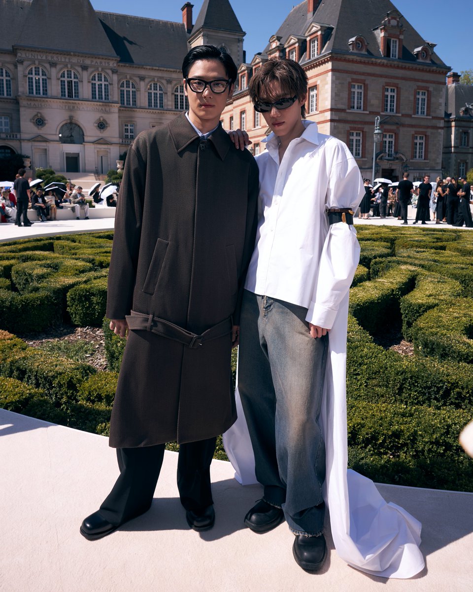 mintmag_th's tweet photo. ออร่าปัง! เสิร์ฟภาพ 'พีพี' Balenciaga Ambassador พร้อมหนุ่ม #JUYEON #TheBoyz กับลุคฟร้อนท์โรว์ตบเท้าร่วมชมโชว์คอลเล็กชั่นกูตูร์ครั้งที่ 55 ของแบรนด์โดยพีพีสวมลุคที่ 85 จากคอลเล็กชั่น Balenciaga Spring 27💚

PP KRIT AT BALENCIAGA COUTURE55   #Balenciaga55thCouturexPPKRIT #ppkritt
#MintNews