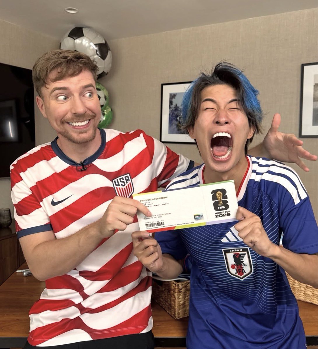 takatsukiehy's tweet photo. 【悲報】チャンネル登録者数1980万人のヒカキンさん、すしらーめんりくの次はガミックスに先を越されてしまった模様 https://t.co/9aKfmPaeHh