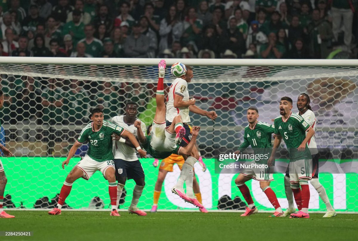 PATOSPORTS27's tweet photo. Si ese balón iba dentro, Raúl Jiménez se convertía en el máximo ídolo de la historia de la @miseleccionmx? 

YO DIGO QUE SI https://t.co/1x1O4rDtG4