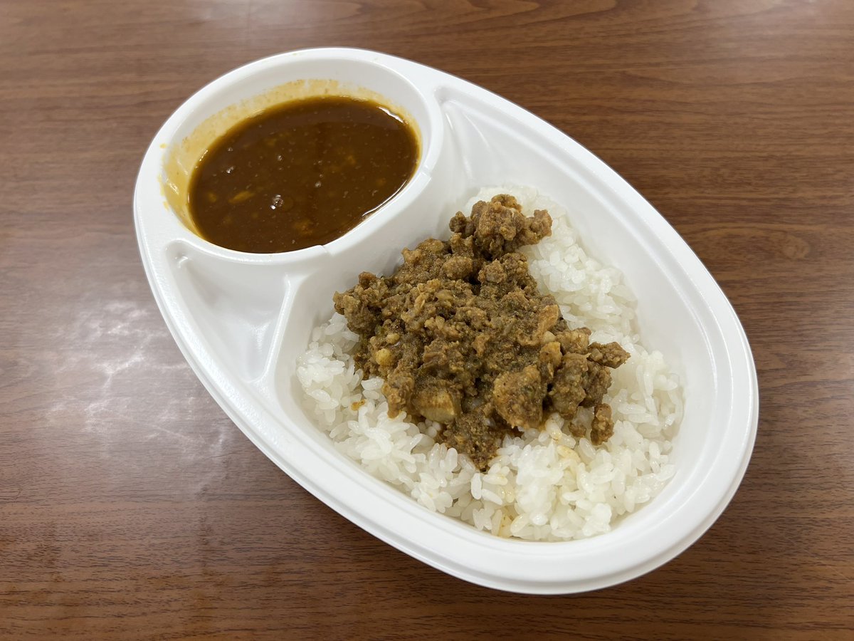 hm_currycell's tweet photo. ラストチャンスは本日19時まで！

#東京カレーカルチャーin郡山
に本日まで出店中の東京『ワッカ』

カレーだけでなく広く深い視野で料理を探求し続けるカレープロフェッサー三浦シェフ。
郡山にもフォロワーの方は多いのではないでしょうか？

今回郡山で提供するのは、旨みが限界突破！
「出汁で食わせるカレーライス」

鰹と豚、ダブルの旨みがカレーライスの新しい世界へと誘ってくれます。

これは逃すと損します。

鰹好きな郡山の皆さん、本日19時までうすい百貨店でお待ちしております。
（テイクアウトもOKです）
