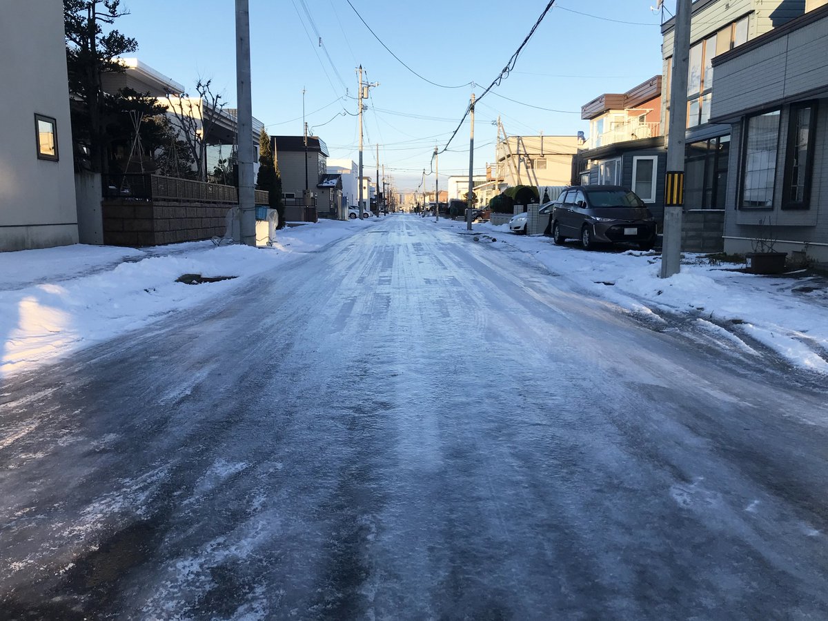 Hatenatica's tweet photo. 【アイスバーン】

雪が凍り、固くなっている場所のこと。
ドイツ語で「アイススケート場」の意。 https://t.co/ILt0rowg82