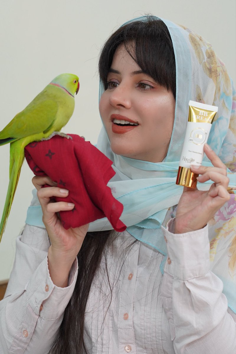 Rabipirzada's tweet photo. صرف میک اپ نہیں، بلکہ اسکِن کی حفاظت بھی!
Haya by Rabi BB Cream with Sunblock آپ کو دیتا ہے نیچرل، فلاؤ لیس لک اور ساتھ ہی دھوپ سے تحفظ بھی۔
ایک ہی پروڈکٹ، ڈبل فائدہ — خوبصورتی بھی، پروٹیکشن بھی۔
#HayaByRabi #BBCream #Sunblock #SPF #GlowEveryday #HealthySkin #SkincarePakistan #BeautyRoutine #NaturalGlow #MakeupEssentials