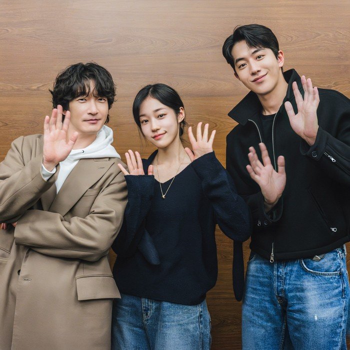 SilverLiningGo's tweet photo. udah siap belooom??? 

📅 July 17th
=The East Palace=
A man who walks the spirit world and a court lady who hears the dead enter the East Palace by the king's orders — can they unravel its dark secrets?
Starring✨️✨️
#NamJooHyuk, #RohYoonSeo, dan #ChoSeungWoo. https://t.co/nUuML9GC9H
