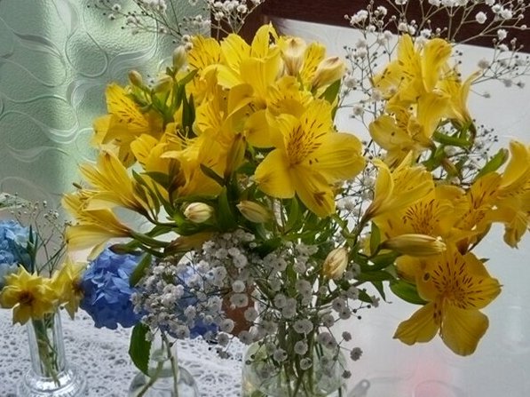 chocopako's tweet photo. 部屋にビタミンカラー💛黄色のアルストロメリアどっさり
今日は雨が降ったり止んだりだね☔ https://t.co/aU6WySfQzP