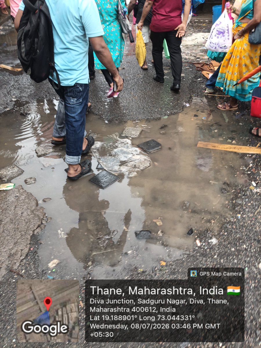 mybmcmarg's tweet photo. हर रोज़ हजारो��� मुंबईकर और आम नागरिक इस रास्ते से गुजरते हैं, लेकिन सड़क की बदहाल स्थिति लोगों के लिए बड़ी परेशानी बन चुकी है। जगह-जगह गड्ढे, जलभराव और टूटी सड़क के कारण पैदल चलना तक मु��्किल हो गया है https://t.co/QzfvOMer54