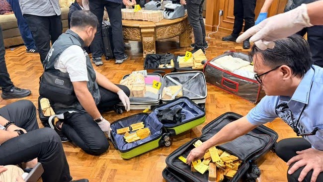 zoelfick's tweet photo. Temuan di rumah mewah Sentul:

• Emas batangan: 74 kg 
• Uang USD: 4.767.300
• Uang SGD: 14.083.800

Kalau sebesar itu temuannya, dan semua hasil dari merugikan negara, bakal jadi berita panas bertahun-tahun. https://t.co/D5QIeVTHVz