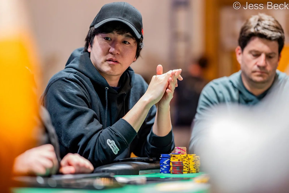 PokerMedia_L3's tweet photo. 【WSOP速報】MAIN EVENT Day3
トップはKei Sugitaさん！日本勢37名がDay4へ！🔥
ナーツ中井さん、世界のヨコサワさんが続きます！

9,208人参加→残り1,389人、入賞まで後7人
参加費160万円、優勝賞金約16億円
『$10,000 MAIN EVENT NLH World Championship』Day3

Kei Sugitaさん
全体18位 / 日本勢1位 1.3M / 212BB

ナーツゴンニャー中井さん(@nekuromanshii)
日本勢2位 1.2M / 200BB

世界のヨコサワさん(@MasatoYokosawa)
日本勢3位 1.1M / 189BB

Yosuke Miki / Mikiさん(@threetree_pkr)
日本勢4位 960K / 160BB

バブル目前でDay3終了！
全員リストはリプへ👇️

#WSOP #ポーカー