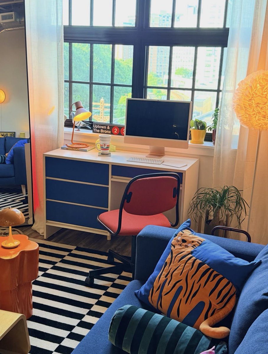 thenihiin's tweet photo. An apartment with colour https://t.co/MJofqCwhKc