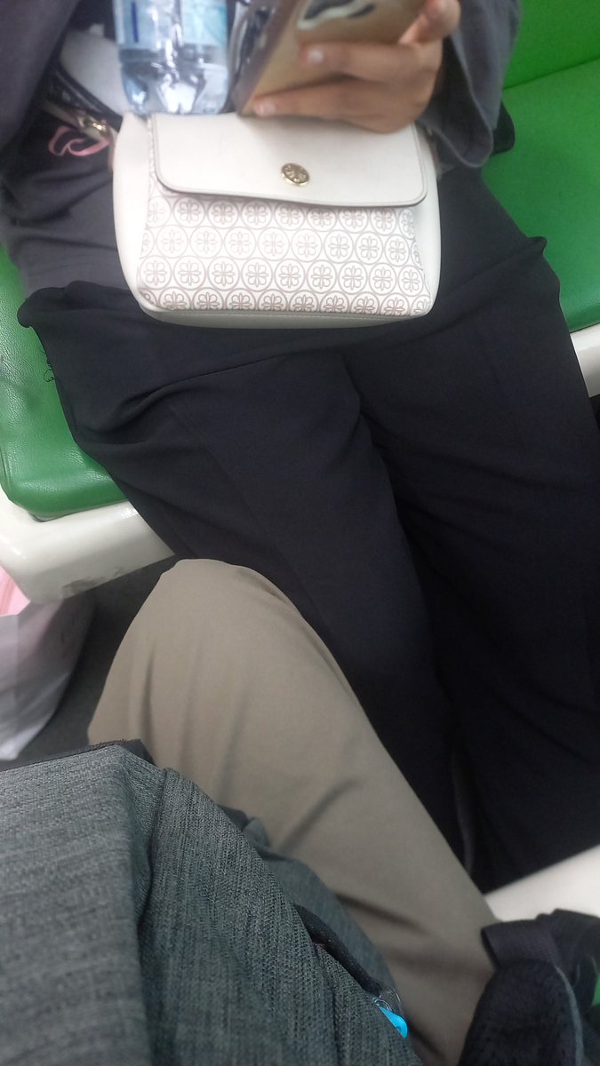 haeluvvs's tweet photo. orang ini ngeselin bgt jir kakinya gamau minggir, dudukku jadi miring😭😭😭 https://t.co/JE5h1JDBOd