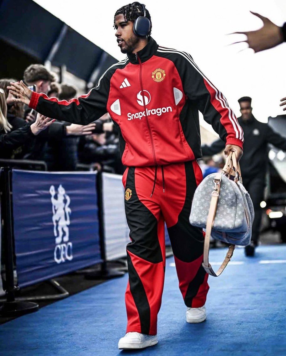 ManUtdInPidgin's tweet photo. 🇧🇷❤️ Andrey Santos go MEET Carrick and the players at Carrington today as he dey do hin Manchester United MEDICAL. https://t.co/TzOweRjFD9