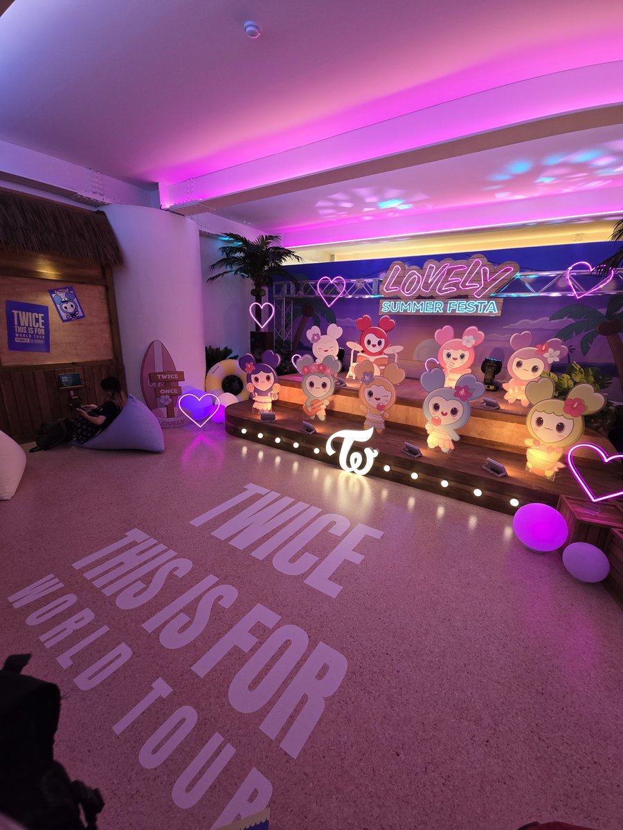 SSWVocalQueen's tweet photo. #TWICE THISISFOR POPUP #FANS SHOP #팬즈샵
@the_FANSSHOP https://t.co/9mSrV0mPCh