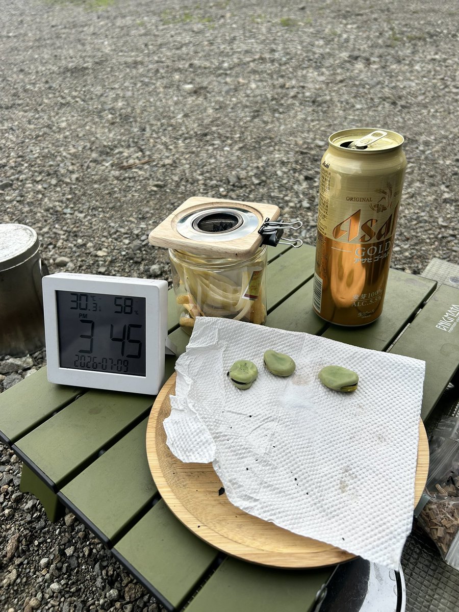 E84856298's tweet photo. 暑かったので自作の焚火台で小さな焚火
あと、いささかワンパターンだけど空豆焼いたのと、チータラ、じゃがりこのカクテルスモークをツマミにビール https://t.co/GOxu17zcMW