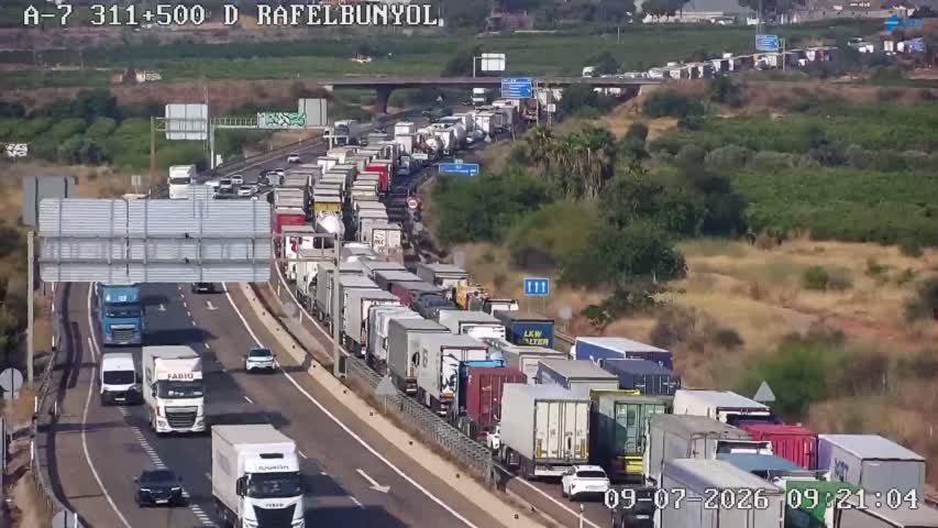 DGTes's tweet photo. 📢🔴Aumentan las retenciones tras el accidente:

➡️Más de 14 km sentido Alicante.
➡️Hasta 3 km dirección Castellón.

🚨Además, tráfico denso en la entrada por la V-21 desde Rafelbunyol hasta Benimaclet. https://t.co/fSLo6lJBpy
