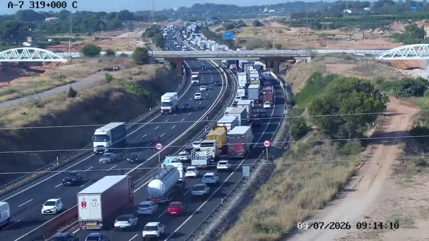 DGTes's tweet photo. 📢🔴Aumentan las retenciones tras el accidente:

➡️Más de 14 km sentido Alicante.
➡️Hasta 3 km dirección Castellón.

🚨Además, tráfico denso en la entrada por la V-21 desde Rafelbunyol hasta Benimaclet. https://t.co/fSLo6lJBpy