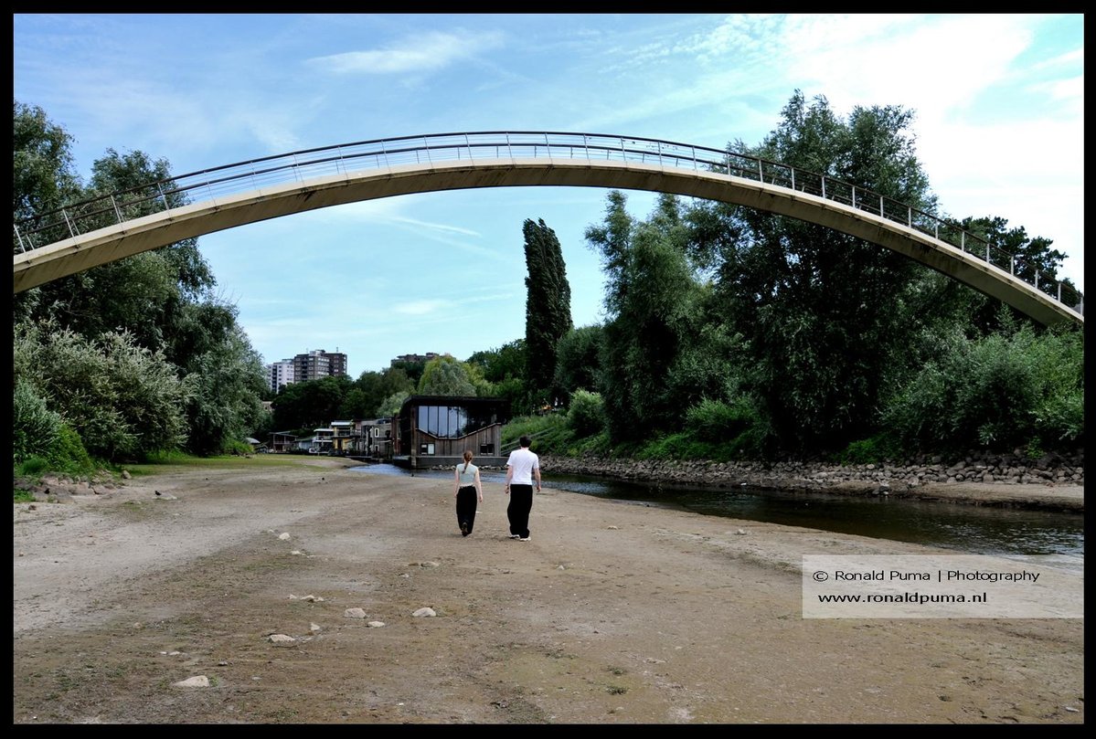 RonaldPumaPhoto's tweet photo. Juli 2026 #Nijmegen #Netherlands. De #waterstand van de #rivieren daalt door weinig regenval en smeltwater uit #Zwitserland. Schepen kunnen minder vervoeren. #Waal #Rijn #Arnhem #Lobith. (Fotoreportage: https://t.co/Ha9YBeByfu). https://t.co/0urYyCXeUu