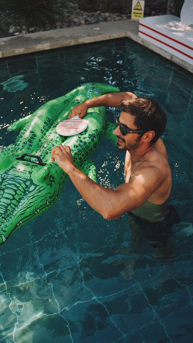 EminGGlobal's tweet photo. 🆕📸 Emin via Instagram

Another fun update from the Lacoste event! 🐊☀️

Emin shared a new IG Exclusive photo enjoying the pool and also reposted @/ipekkutuk's fun #Crocobreak moment with the group.

Summer vibes, great company, and plenty of smiles. 😎💦

#EminGünenç #Arafta #MerTeş