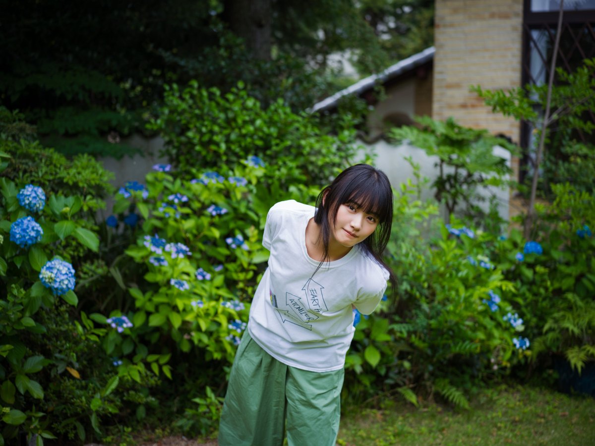 BLTTV's tweet photo. 📣#bltgraph vol.115 発売中 
━━━━━━━━━━━━🌸
#櫻坂46 #山﨑天 さん

各所で梅雨明けの気配......。🌈

紫陽花×天ちゃんのアザーカットを公開🪻

雨上がりの緑に包まれた穏やかなひととき。

⚠️山﨑さんがコメント動画で
「蚊に刺されました〜」と言っていましたが
多分ここで刺されちゃいました🙏🦟

✅ポストカード全3種コンプリートセット
🔗https://t.co/YGOKbphJE9

#櫻坂46_Lonesomerabbit 
#櫻坂46_WhatsKAZOKU
#BLT