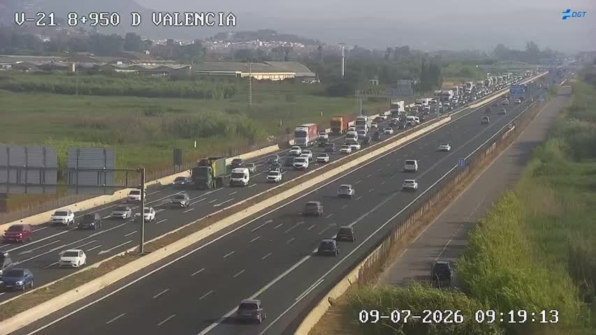 DGTes's tweet photo. 📢🔴Aumentan las retenciones tras el accidente:

➡️Más de 14 km sentido Alicante.
➡️Hasta 3 km dirección Castellón.

🚨Además, tráfico denso en la entrada por la V-21 desde Rafelbunyol hasta Benimaclet. https://t.co/fSLo6lJBpy