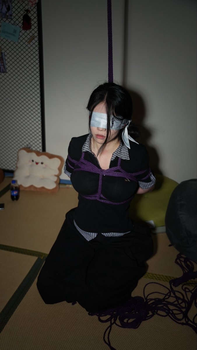 Huahuanj4n's tweet photo. 第一次体验绳缚 https://t.co/ojMBzH5oej