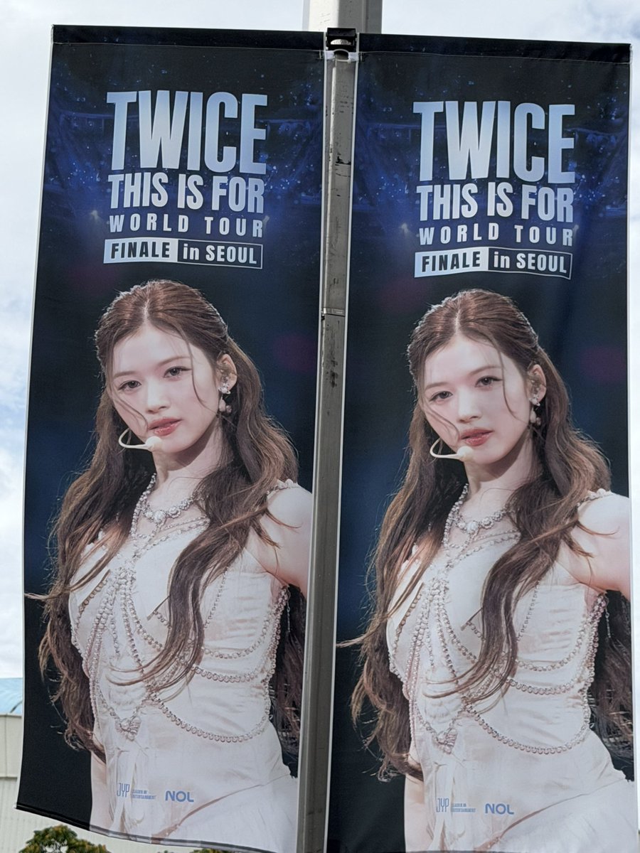 13k2KF8h8CE5Y1m's tweet photo. twiceののぼりも準備されてました。
撮影している人は誰もいませんでした。

#TWICE_THIS_IS_FOR_WORLD_TOUR_FINALE_IN_SEOUL https://t.co/fo8cXS7ruo