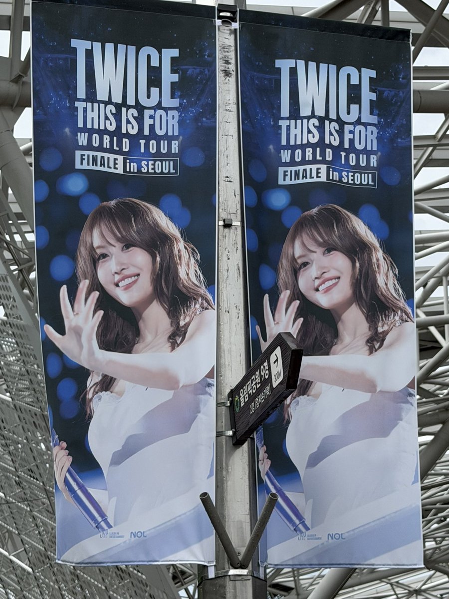 13k2KF8h8CE5Y1m's tweet photo. twiceののぼりも準備されてました。
撮影している人は誰もいませんでした。

#TWICE_THIS_IS_FOR_WORLD_TOUR_FINALE_IN_SEOUL https://t.co/fo8cXS7ruo