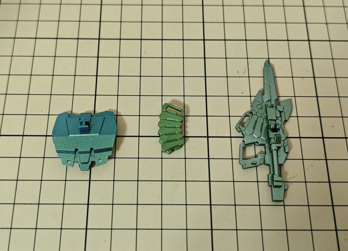 ide_mittsu's tweet photo. ユニコーン 光の結晶体
放置すること3年、また中断するかもしれませんがｴｸｼｰﾄﾞｷﾞｬﾗｸｼｰの脇で進めてます。

左：プリズムメタリックターコイズブルーライトグリーン（以下PMTL）
　※まだ重ねます
中：参考用に成型色
右：PMTL+スターブライトアイアン
#ガンプラ
https://t.co/uLj392AlUt https://t.co/l5tfe593Gg
