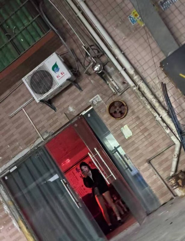 alearashell's tweet photo. 群友得吃返图，坐标广州。一个本科即将毕业的妹子，具体为什么要兼职也没好意思问。4张20分钟。情感交流过程中，也没互动，估计妹子心事儿能挺多，希望她以后都能遇到高素质的客人，然后早日上岸。 #站街 #扫街 https://t.co/KerYjVmdkb