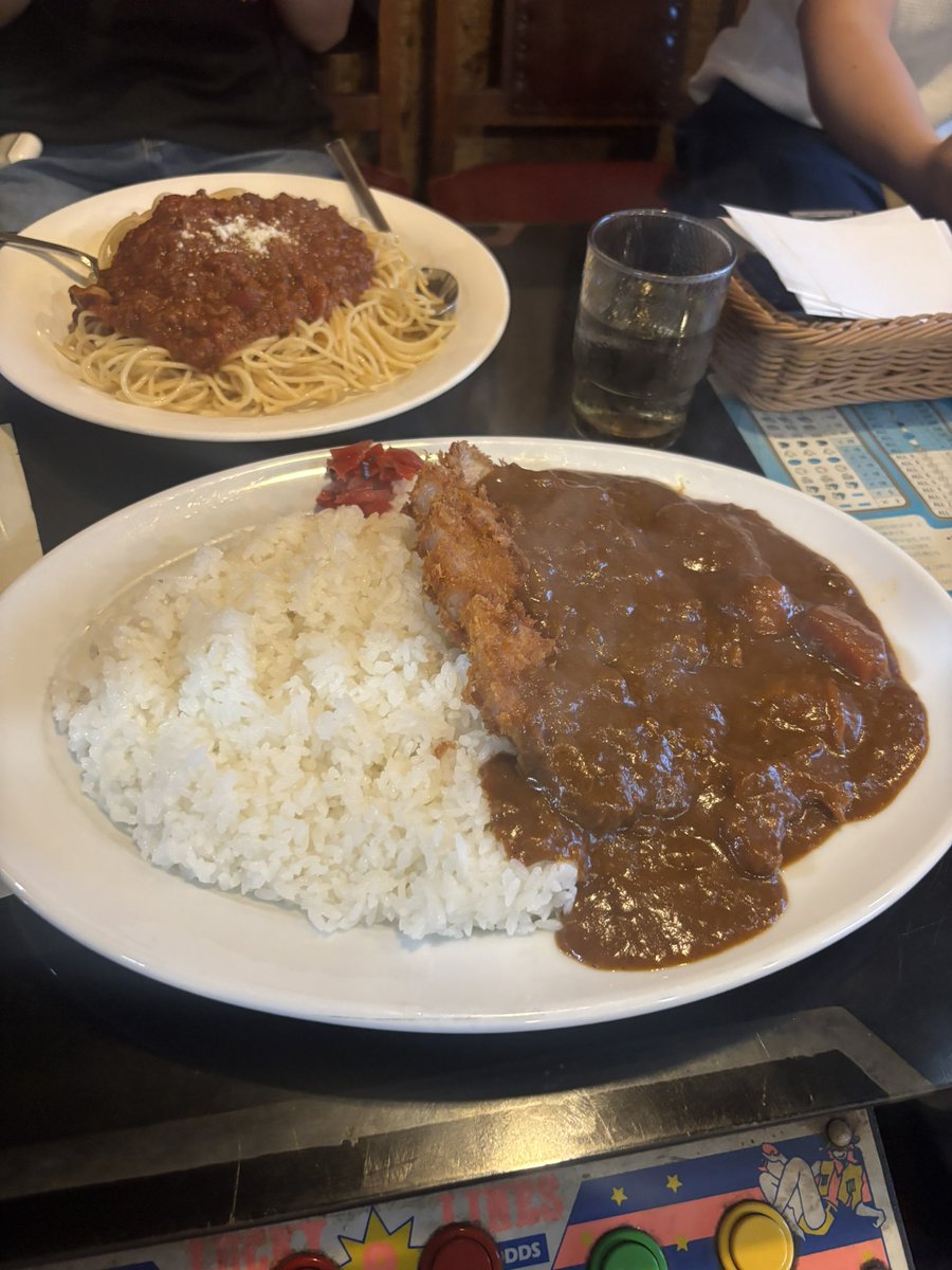 __fourtune's tweet photo. 友達と初めて赤い館に行ったヨ https://t.co/bDELjmXq7J