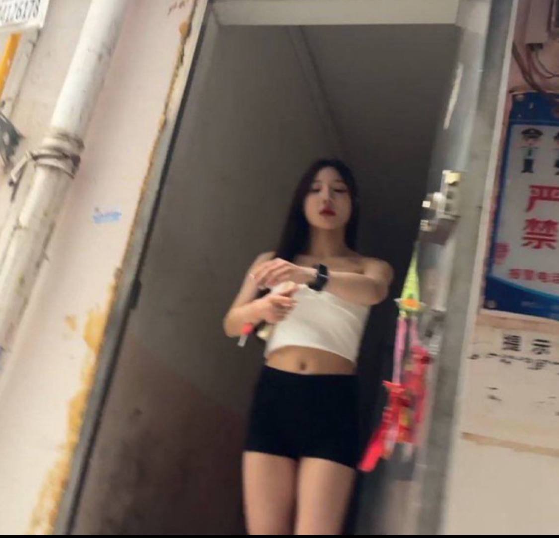 sarooeng's tweet photo. 上海，一个瞒着男友出来站街的女孩。2张，并不缺钱，她告诉我这只是她的性癖，就喜欢这种背叛的刺激感。也是捡到宝了！#站街 #扫街 https://t.co/ZYUYD68xkC