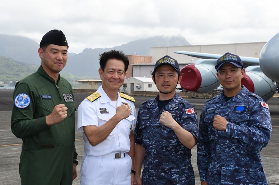 jmsdf_af's tweet photo. Ｐ－１がオアフ島のカネオヘベイ海兵隊基地に到着しました。到着に合わせ海上幕僚長が来訪し派遣部隊員を激励されました。カネオヘベイ海兵隊基地には各国の哨戒機が続々と到着しており、Ｐ－１は明日から早速多国間の共同訓練に参加します。
#航空集団  #P1 #RIMPAC https://t.co/34uyCuJEx0