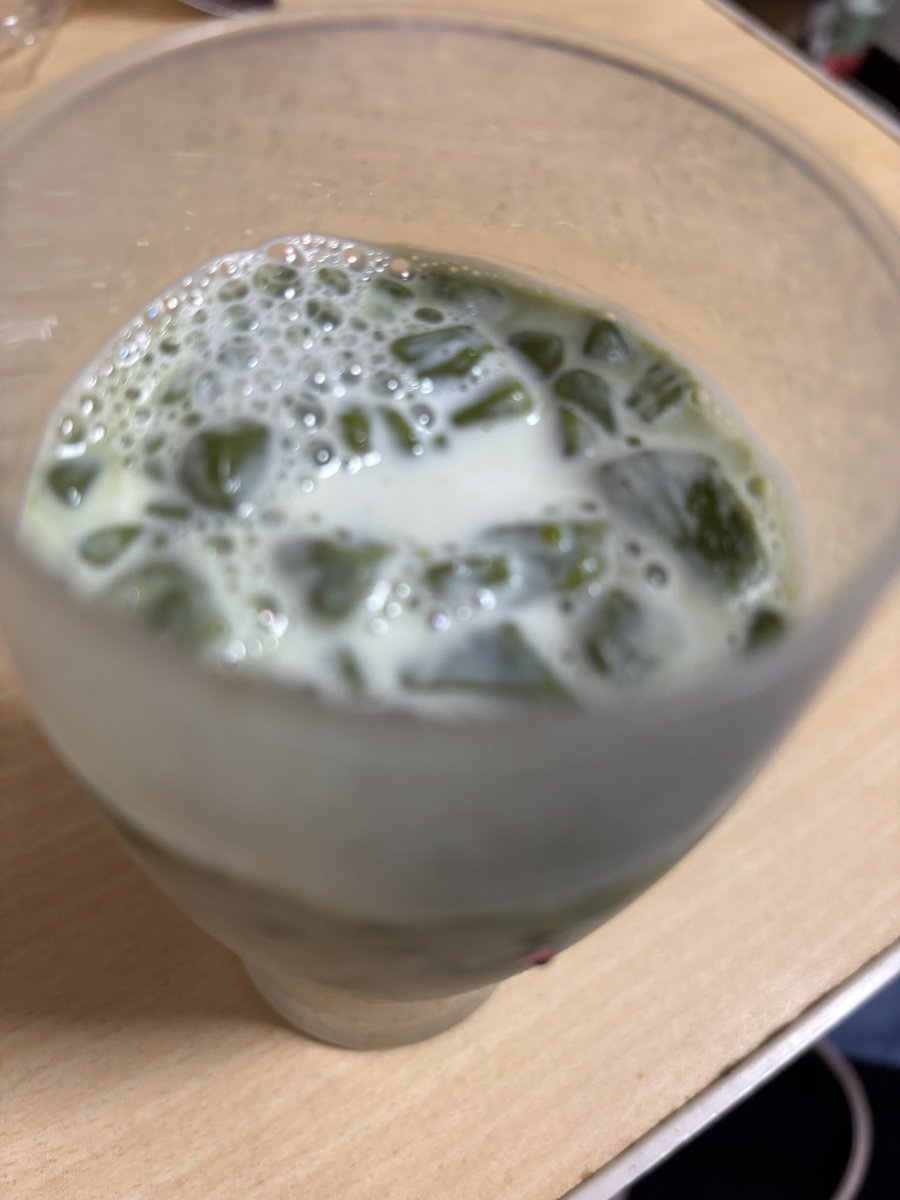 Rluv_arare's tweet photo. 氷に味がついてて牛乳で割って飲むもの🥛
抹茶ミルク！んまい！ https://t.co/IBkUGnJWYT