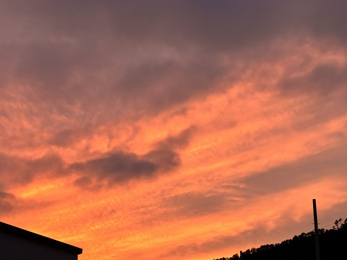 kfm775's tweet photo. 【📻CROSS 5 RADIO 📻 ｜#ぎょっと】
WEEKDAYS 17:00–19:00
夕方に、ちょっと賢く。面白く。

本日のナビゲーター：SAKU😎🎸✨

🔥17:20 カルチャーX
🚗気仙沼中央自動車学校より安全運転のプロ！
ドライビングアドバイザー！✨

本日のカルチャーXは
三浦郁雄先生です😊✨

🔥18:20 5 Vibes
🍴サクッと！UMAMI NOTE！🍴
気仙沼市内や近郊、ちょっと遠出した先で出会った“うまいもの”をSAKU目線で紹介！😋✨

本日のUMAMI NOTEは
岩手県 陸前高田にあります ✨
🍜ラーメンランド高田店🍥🍜さんです🙌✨

📩メールテーマ

🌻✨
『この夏、やってみたいこと』
✨🌻

今年の夏は…

🌊 海へ行きたい！🎆 花火大会に行きたい！🏕 キャンプに挑戦！🎣 釣りを楽しみたい！🍖 BBQしたい！🚗 ドライブに行きたい！🗺気仙沼に行きたい！

などなど😆✨

「今年の夏はこれをやってみたい！」

そんな夏の目標や楽しみを教えてください📨✉️✨

📡 MESSAGE
番組の感想・参加はこちらから👇
https://t.co/iVZGqT8uXJ

📻 TODAY’S LINE UP
17:00　OPENING🎙
17:10　天気情報（提供：坂口組）🌤
17:20　カルチャーX🚗
17:30　全国ニュース📰
17:40　道路交通情報🚗
17:45　フリーコーナー🎧
18:00　TIME SIGNAL⏰
18:10　天気情報（提供：東條皮膚科クリニック）🌤
18:20　5 Vibes🍴
18:30　全国ニュース📰
18:40　道路交通情報🚗
18:43　K-information PICK UP（提供：気仙沼市）📢

※生放送のため時間は前後する場合があります🙏✨

#ギター
#初心者
#気仙沼
#ランチ
#ごはん
#ご飯
#ホヤぼーや