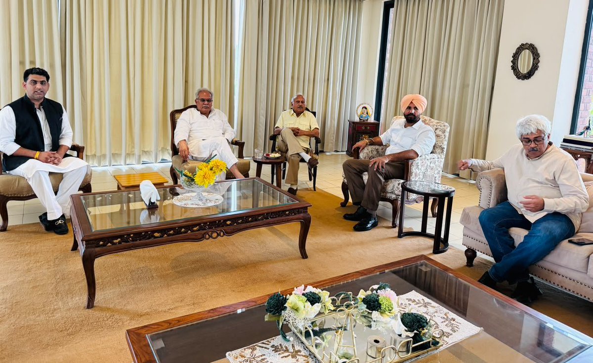 mohit1969's tweet photo. पंजाब के प्रभारी भुपेश बघेल पूर्व मंत्री ब्रह्म मोहिंद्र के निवास पर मुलाकात करते हुए।
@INCPunjab 
@bhupeshbaghel https://t.co/nTN3FFCotP