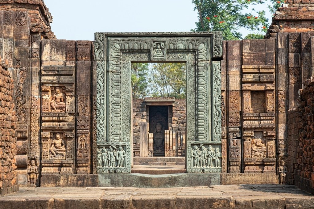 MartianTutu's tweet photo. Loot at the "melting doorstep" at Ratnagiri monastry.  It gives an impression that it was abandoned very recently and used for a long period of time.
Ratnagiri functioned as a major Buddhist monastic centre between 8th-12th centuries A.D. https://t.co/aEwSj58RiI