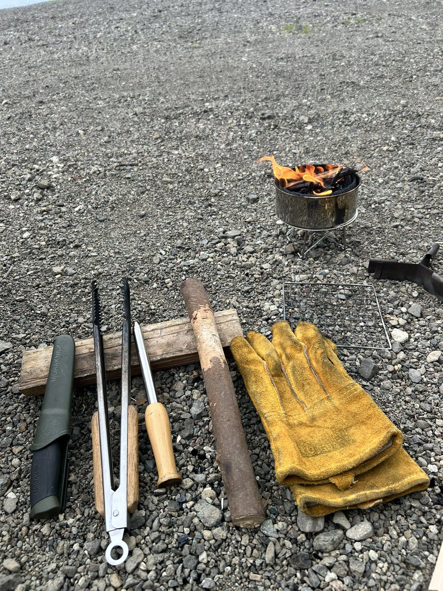 E84856298's tweet photo. この中で一番エモいのは、薪になるはずだったバトニング棒とバトニング台
平らで使い勝手の良かった薪はバトニング台に、堅くて振り回しやすかった桜の木はバトニング棒に、それぞれ燃やされる筈が運命のイタズラで3年以上生きながらえたw https://t.co/DoPUbwiFMq