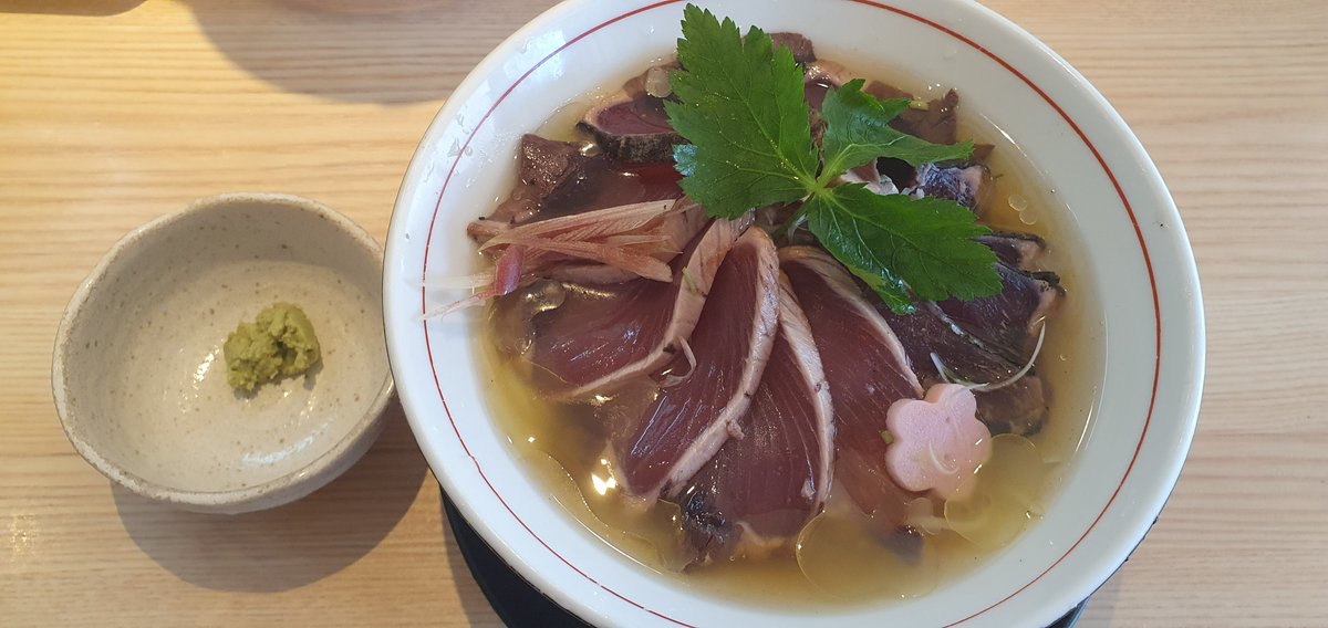 y_u_ta__'s tweet photo. 【拉麺開花】京阪牧野
冷やし~牧野カツオ~
カツオ増量、ライス小

ひと月程前、高知のおすすめと一緒に流れてきてチェックしてたお店(カツオ大好きマン)
白醤油の優しい甘みと魚介が合わさったスープは麺にもカツオにも合い美味！
〆の出汁茶漬け風も堪能し大満足
️📝同じ大阪でも内陸は一段と暑い🥵 https://t.co/meFN95eZD1
