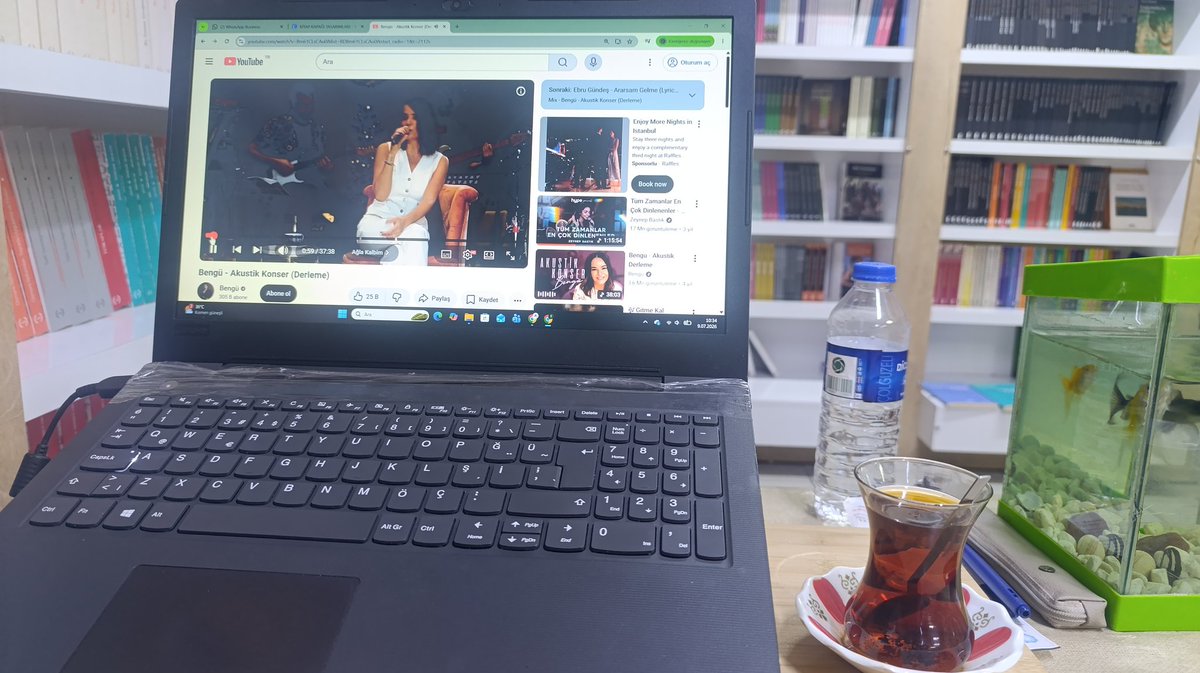 evin_akboga's tweet photo. Biz de bilirdik "Arkadaşlar kanalıma hoş geldiniz" kızı olmayı. Ama hayat bizi "İstemiş olduğunuz belgeler ektedir" kızı yaptı. https://t.co/6kTHlSHVOt