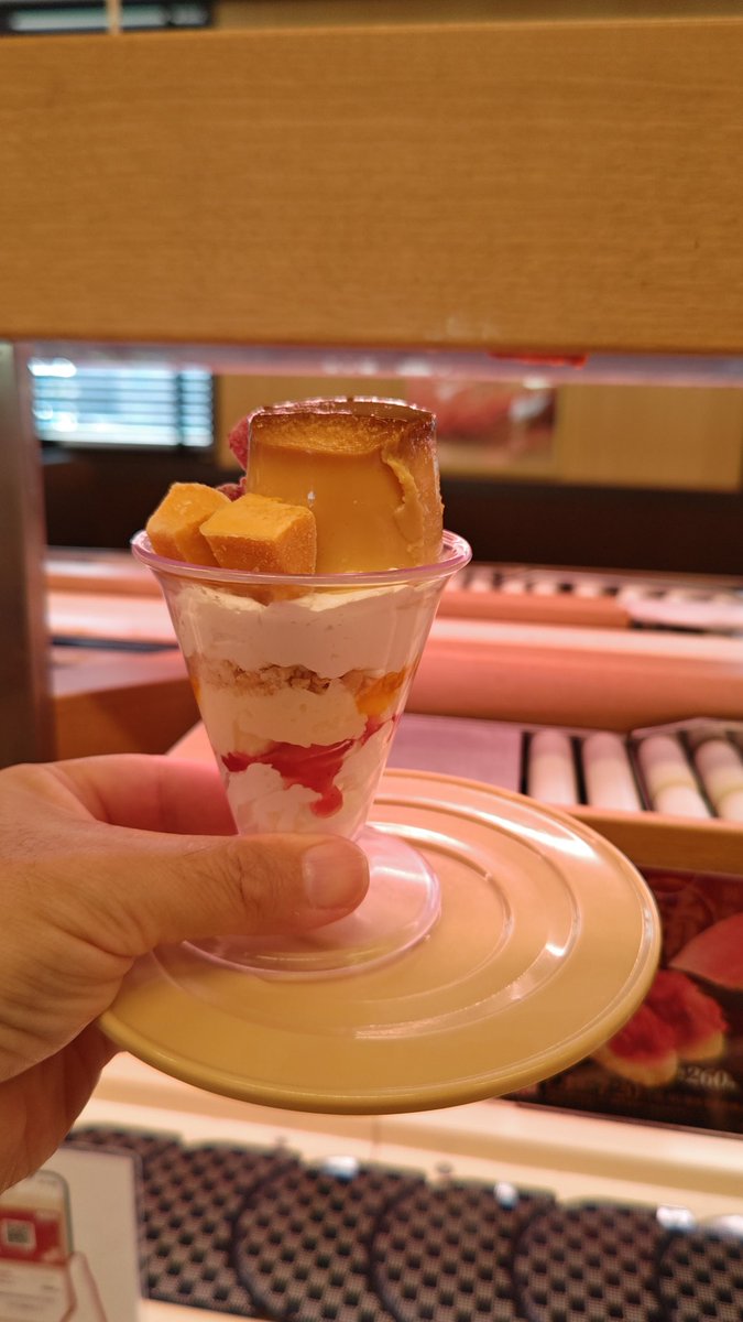 yanagi1981's tweet photo. スシローなう。
プリン・ア・ラ・モードを頼んで、受け取ったら、取り出しぐちの高さとプリン・ア・ラ・モードの高さが近くてプリンが上に付着😭
これ、なんとかならない？衛生的に良くないよ。
#スシロー https://t.co/56JId2DL2m