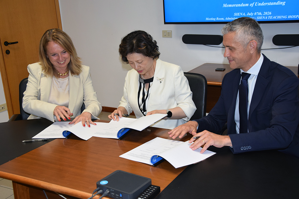 AouSenese's tweet photo. @AouSenese e @unisiena firmano protocollo di collaborazione internazionale con la @SHU19945  Medicine &amp; Health Sciences

https://t.co/1LOVb96Ddu https://t.co/6NGZEmazrP