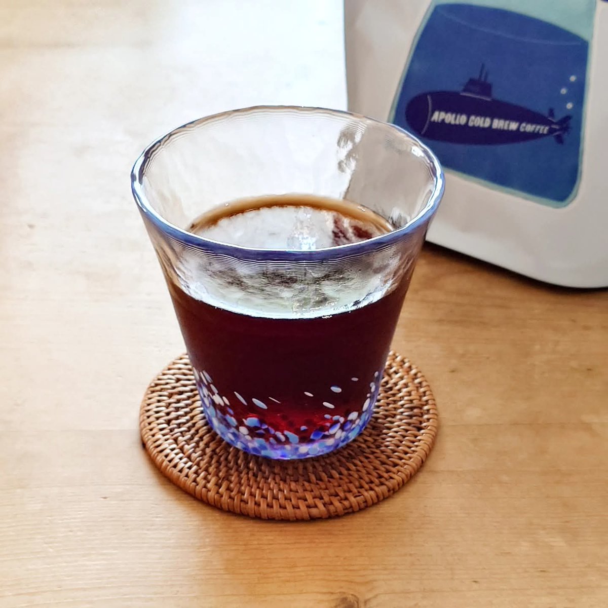 ikatomari's tweet photo. 昨夜から冷蔵庫で作っておいた水出しコーヒー💙今年もおいしい◎
毎年恒例、豊橋のアポロコーヒーワークスさんの水出しコーヒーバッグ。
お水に浸しておくだけでおいしいコーヒーに。
私はパッケージのイラストレーションを担当してます😀
今年は小さなステッカーも付いてる👀
ギフトにもおすすめ！ https://t.co/chY1JFgGs3