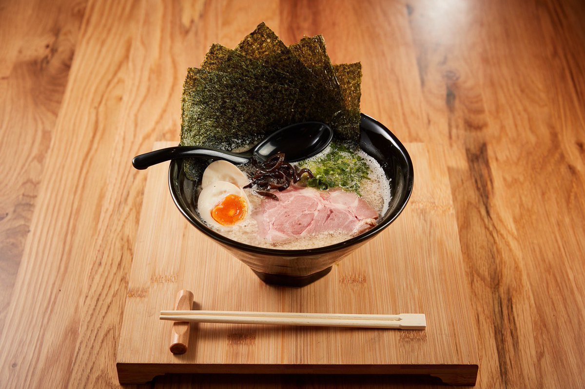 ramen1mon's tweet photo. 皆様のご来店お待ちしております🍜

✔壱門スペシャルラーメン
秘伝の味付け玉子、自家製チャーシュー×2枚、香り豊かな磯の風味のり×5枚、当店自慢の豚骨スープを加えた贅沢な一品。

営業時間：18:00〜5:00（LO.4:30）
住所：沖縄県浦添市屋富祖2-24-11

#沖縄県 #浦添市 #屋富祖 #壱門 #ラーメン屋 https://t.co/PmtOeE971c