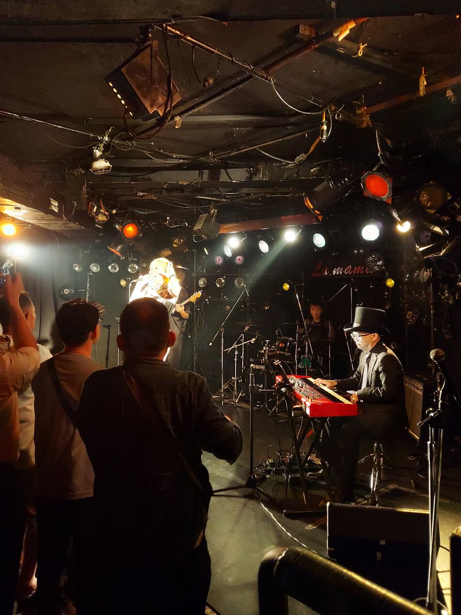 hatahata2011's tweet photo. @niko2nyan2 アルバム「開通」の楽曲に素晴らしいアレンジが加わり、NEKOさんの、ここまでの出来事を吹き飛ばしてやるといわんばかりの歌声、すべてが極上のステージでした。名古屋の車中泊さんのサプライズやバースデーケーキのお祝いもあり、最後は出演者による写真撮影。
#オーバードライブ反抗期 https://t.co/5LIHGzlmcX