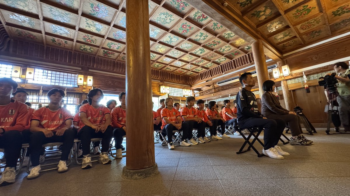 ehime_fc's tweet photo. 📷｜2026/27 明治安田Ｊ3リーグ 必勝祈願⛩️

本日、#伊豫豆比古命神社（#椿神社）にて
必勝祈願を行いました。

選手・スタッフ全員が怪我なくシーズンを戦い抜き、
たくさんのファン・サポーターの皆さまとJ2昇格を喜び合えますように⚽️

クラブ一同、開幕戦へ向けて、
引き続き日々のトレーニングに真摯に取り組んでまいります！🔥

#ehimefc #愛媛FC