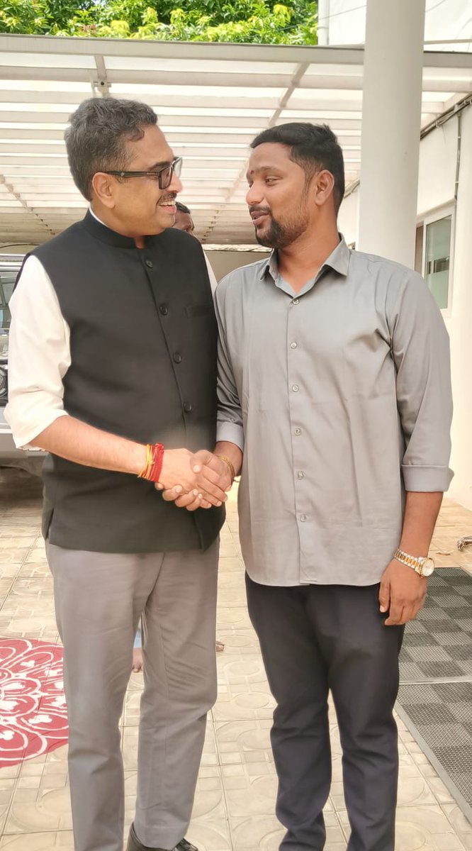 SagarVanaparthi's tweet photo. Happy to meet the Hon'ble Chief Secretary of #Telangana, Shri Sanjay Jaju Sir, IAS.
It was a pleasure to have a brief conversation with him about the #MeeSeva initiative, one of Telangana's landmark citizen service platforms.
I introduced myself & truly appreciated his visionary role in shaping & strengthening this transformative digital initiative.
He received me warmly, graciously accepted my greetings & made the interaction truly memorable.
@TelanganaCMO @TelanganaCS @TGMeeSeva @DigitalMediaTG