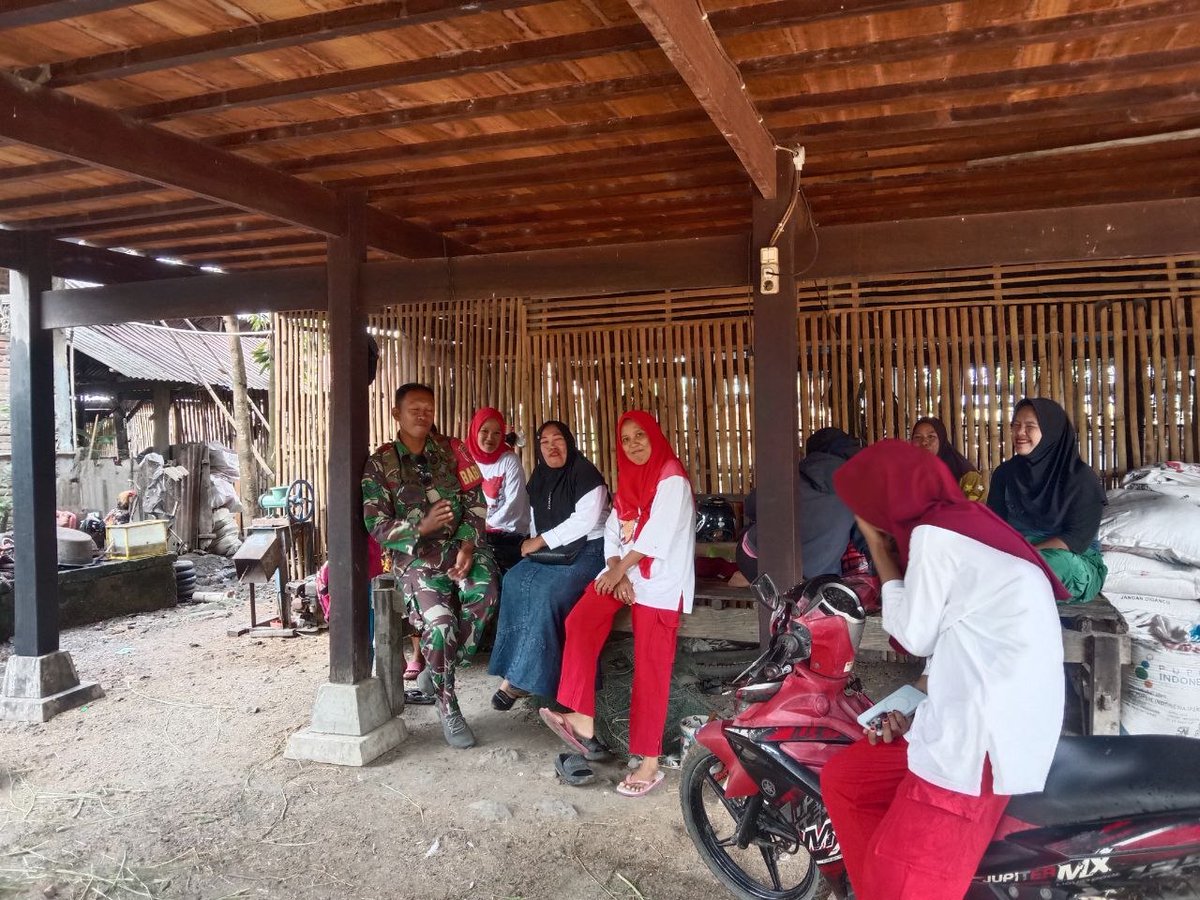 1420_sidrap's tweet photo. Sidrap, Babinsa Desa Alesalewo Koramil 1420-01/Panca Lautang, Sertu Iman, melaksanakan kegiatan Komunikasi Sosial (Komsos) bersama ibu-ibu kelompok ternak itik, Kamis (09/07/2026)
#tni
#puspentni
#tniad
#dispenad
#kodam14hasanuddin
#koremtoddopuli
#tnimanunggalrakyat https://t.co/FBdbVR9G6p