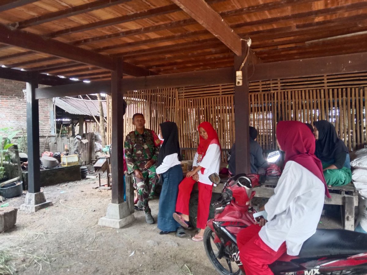 1420_sidrap's tweet photo. Sidrap, Babinsa Desa Alesalewo Koramil 1420-01/Panca Lautang, Sertu Iman, melaksanakan kegiatan Komunikasi Sosial (Komsos) bersama ibu-ibu kelompok ternak itik, Kamis (09/07/2026)
#tni
#puspentni
#tniad
#dispenad
#kodam14hasanuddin
#koremtoddopuli
#tnimanunggalrakyat https://t.co/FBdbVR9G6p